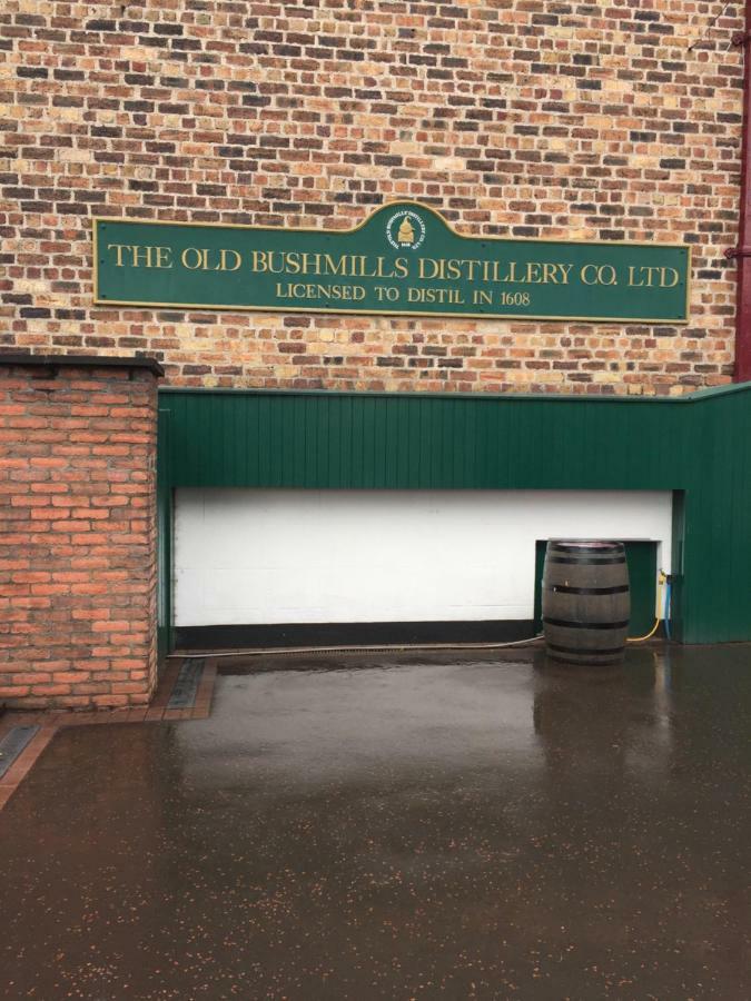 Bush House Accommodation - The Distillery บุชมิลส์ ภายนอก รูปภาพ